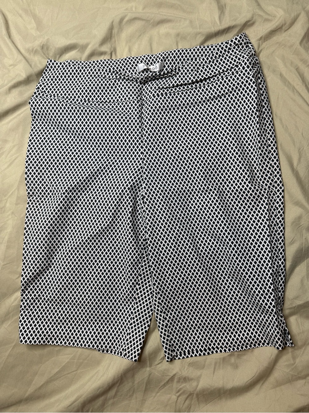 S.C. & Co. White with Black Diamond Patterned Shorts Size 14